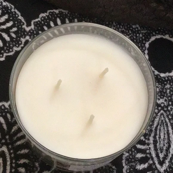 Bath and body works Dahlia candle - Picture 2 of 3